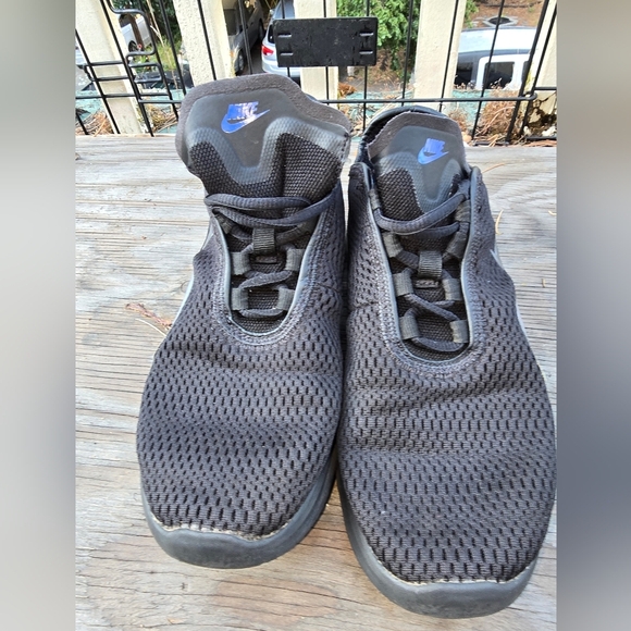 Nike Black and Blue Athletic Shoes with Air Max Cushioning - Picture 2 of 11